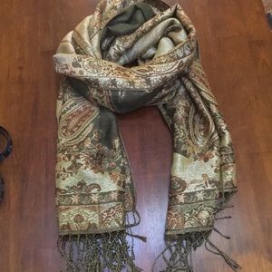 Luxurious green and gold scarf